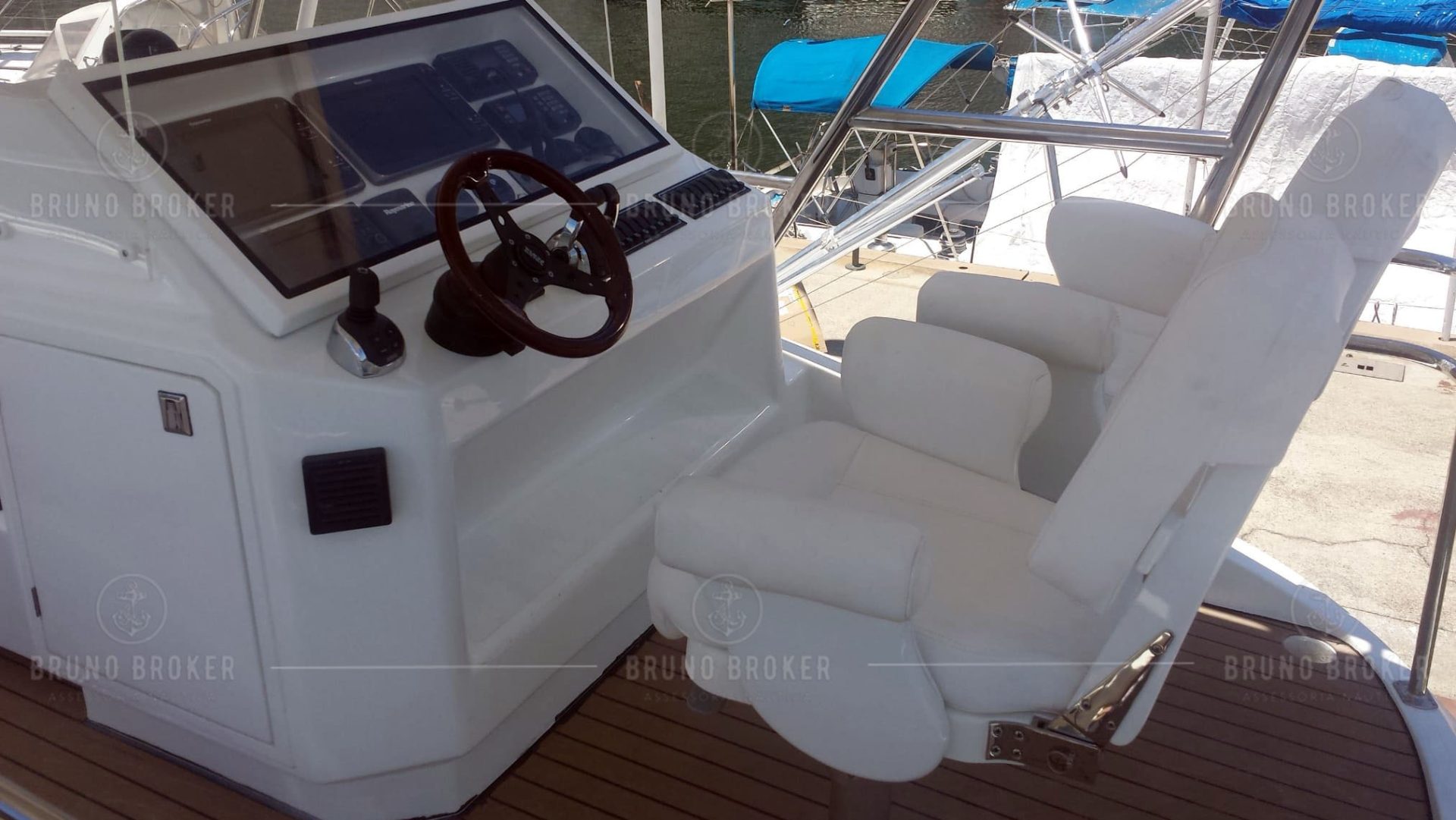 Lancha a venda Angra dos Reis Recon Boats 2014 em 2x IPS 1200 diesel IPSLancha a venda Angra dos Reis Recon Boats 2014 em 2x IPS 1200 diesel IPS