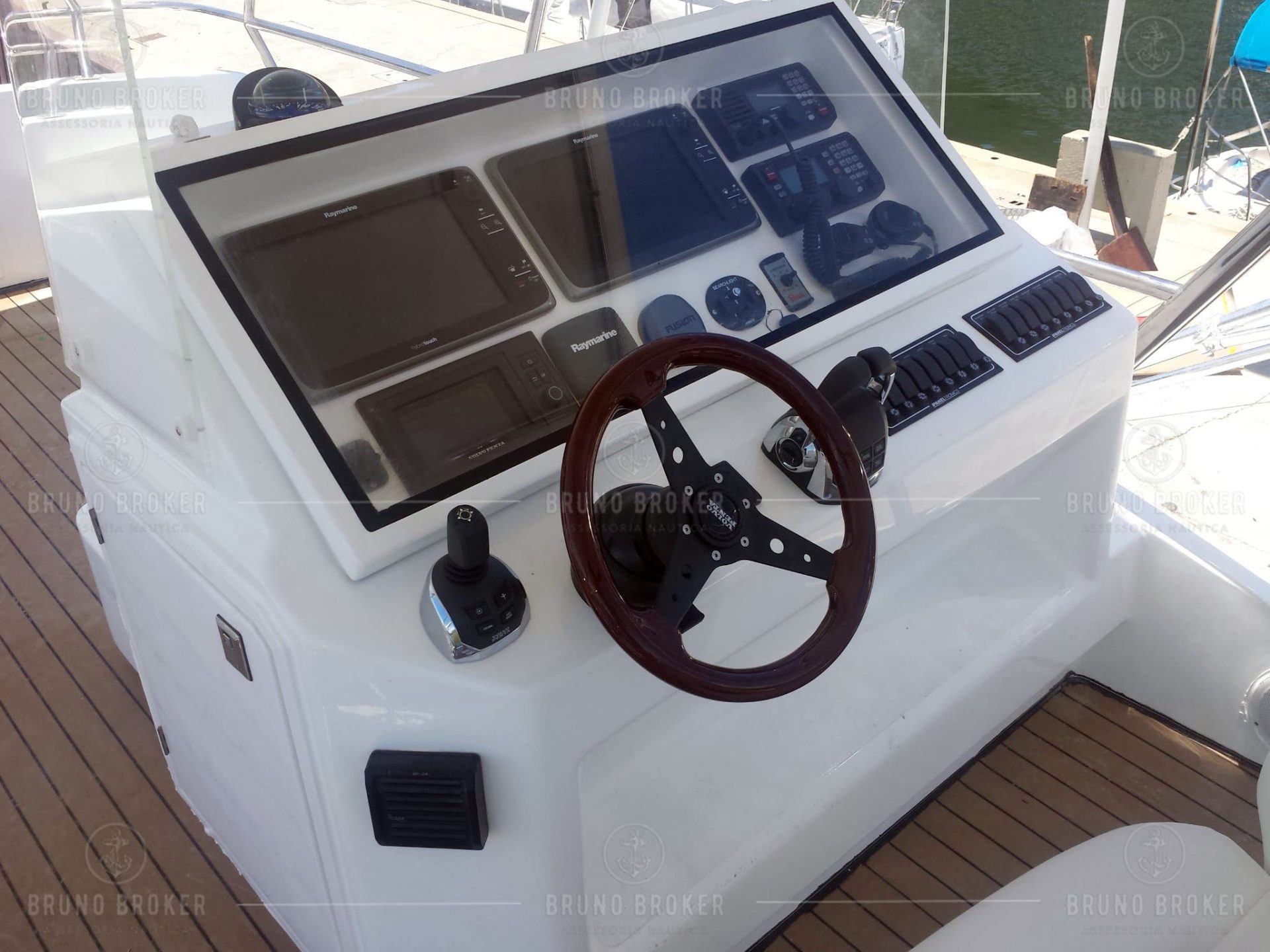 Lancha a venda Angra dos Reis Recon Boats 2014 em 2x IPS 1200 diesel IPS