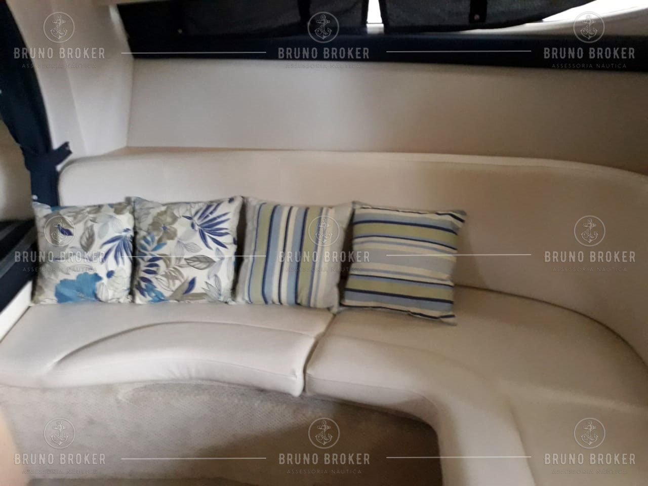 Lancha a venda em Angra dos Reis Bayliner 350 ano 2012 motores 2x Mercruiser QSD 270hp Diesel Rabeta