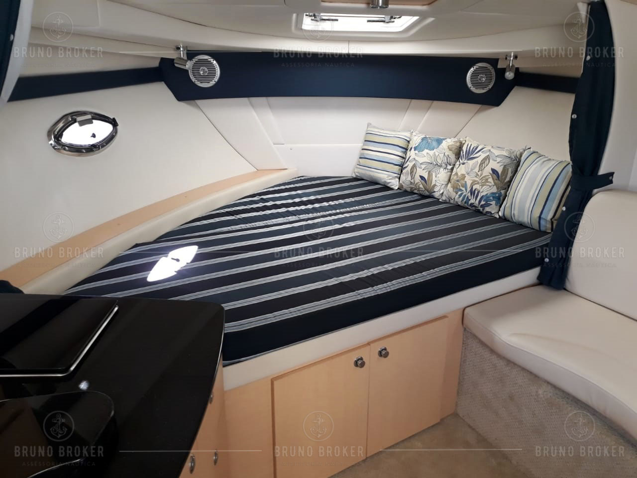 Lancha a venda em Angra dos Reis Bayliner 350 ano 2012 motores 2x Mercruiser QSD 270hp Diesel Rabeta