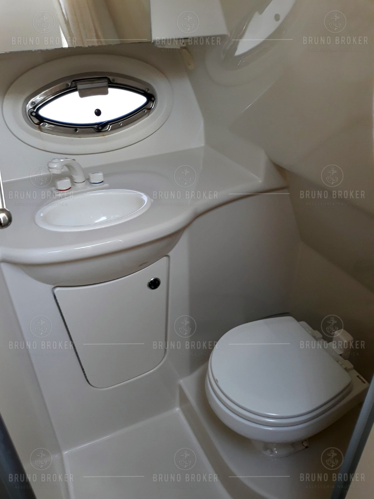 Lancha a venda em Angra dos Reis Bayliner 350 ano 2012 motores 2x Mercruiser QSD 270hp Diesel Rabeta
