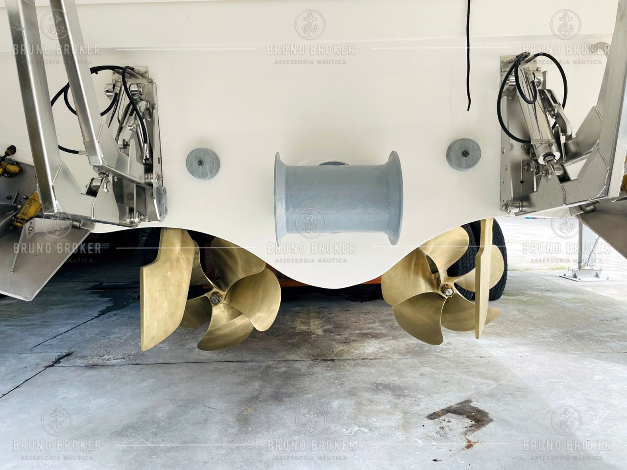 Lancha a venda Angra dos Reis Intermarine 2018 em 2x Volvo Penta D13 900 diesel pé de galinha