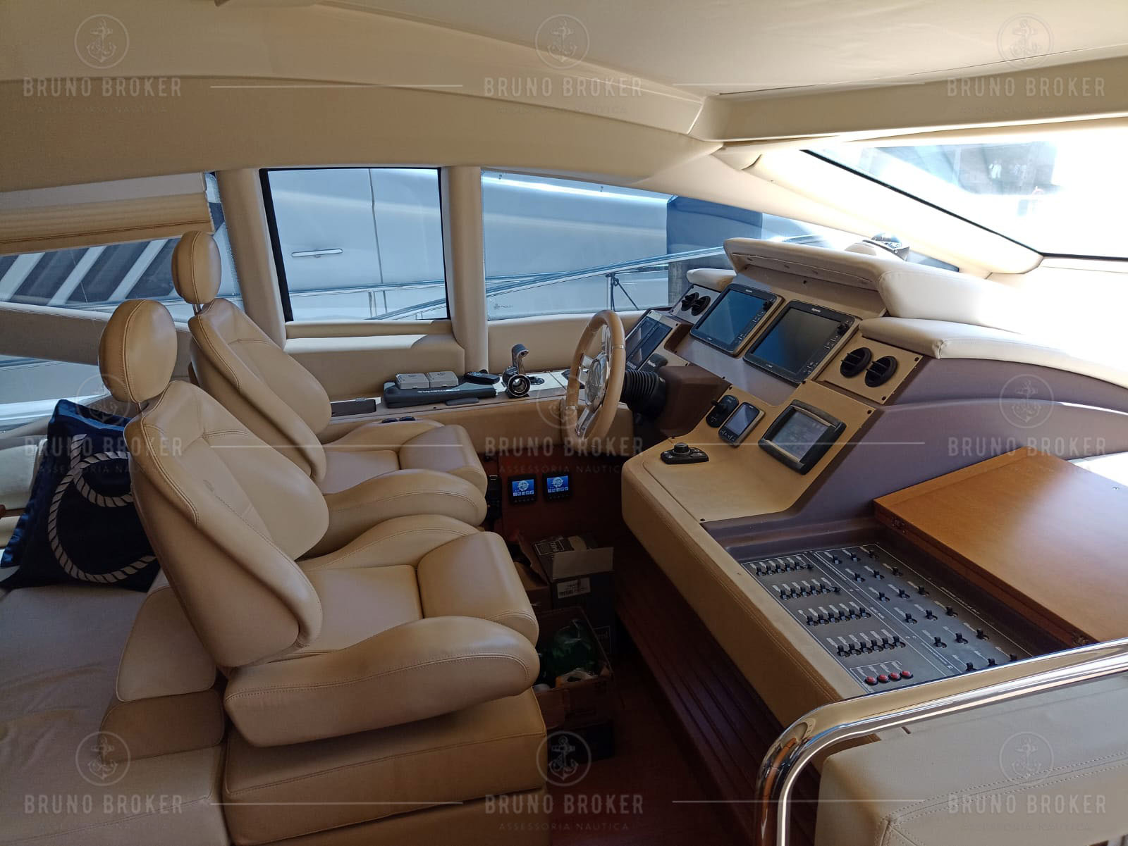 Lancha a venda Angra dos Reis Azimut 2015 em 2x Man 1400 diesel pé de galinha