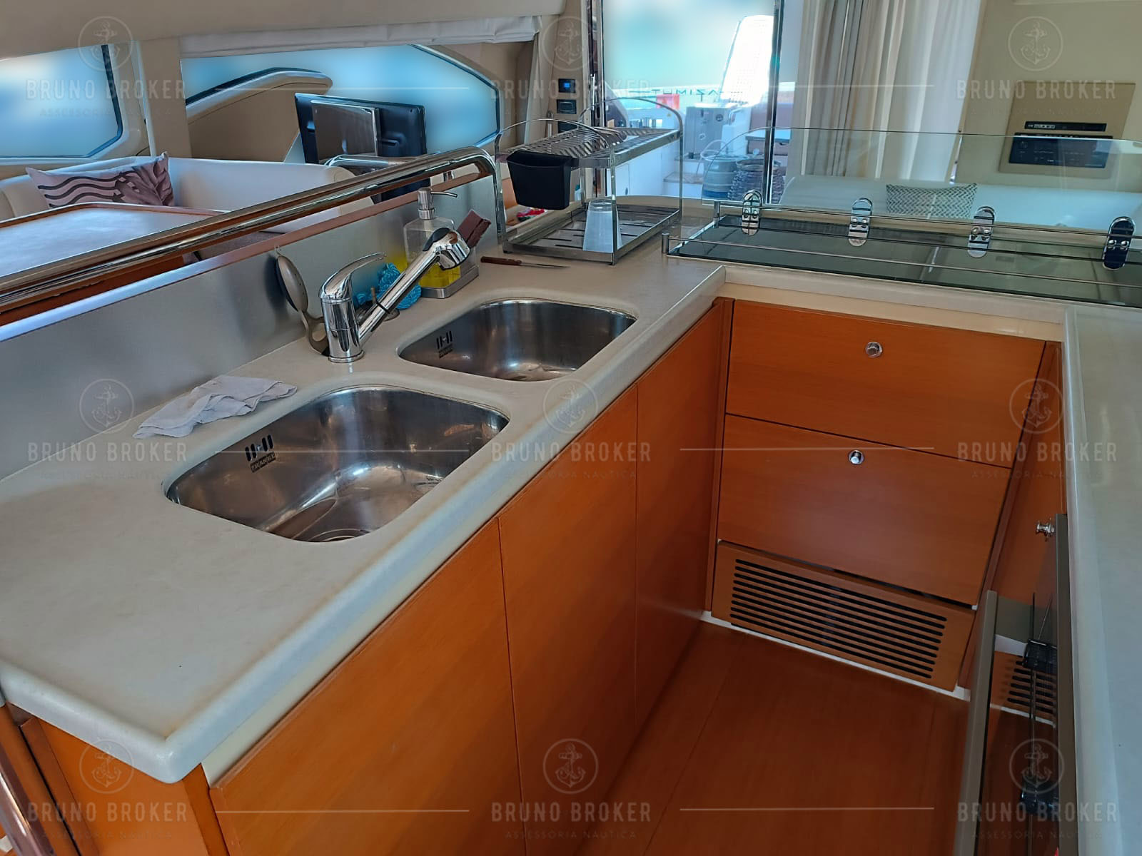 Lancha a venda Angra dos Reis Azimut 60 60 Pés ano 2016 em 2x Man 800hp diesel pé de galinha