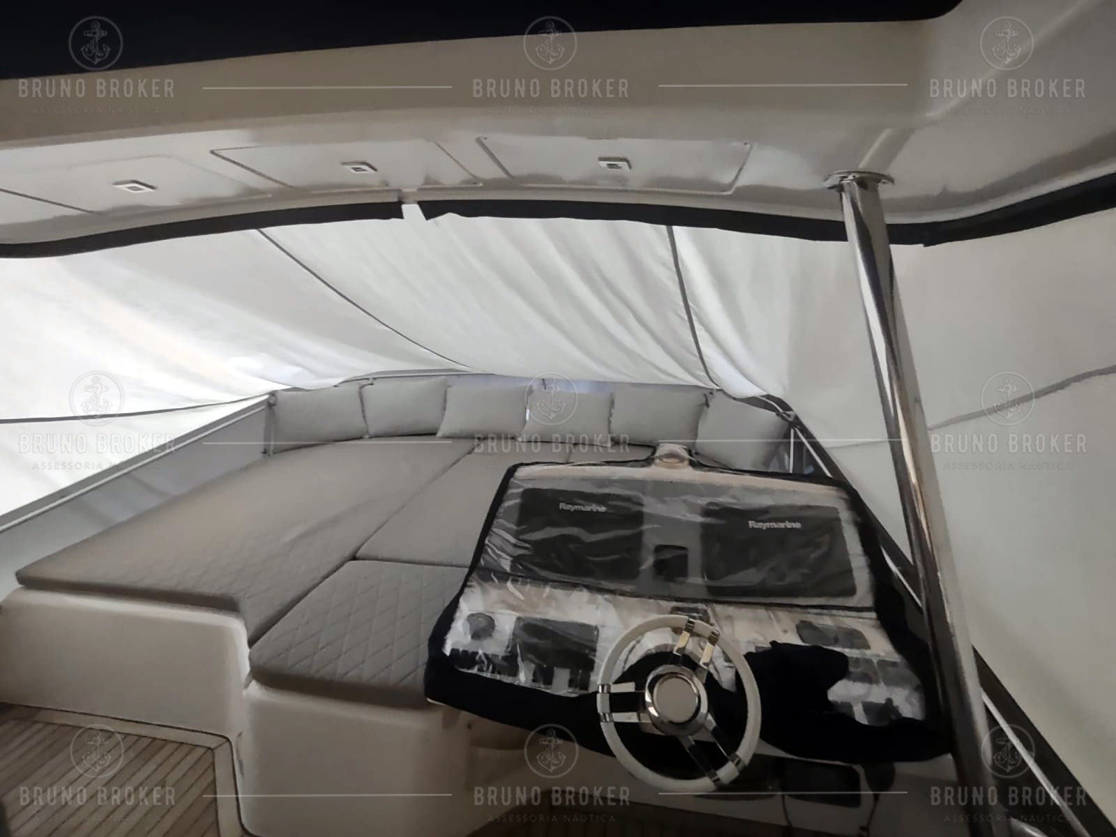 Lancha a venda Angra dos Reis Phantom 640 64 Pés 2015 em 2x Volvo Penta D13-900 diesel Pé de galinha