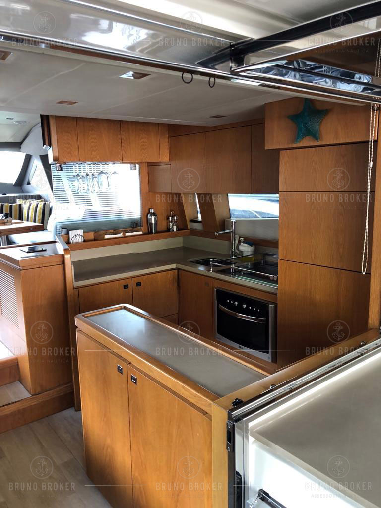 Lancha a venda Angra dos Reis Ferretti 620 Pés 62 ano 2013 em 2x MAN 1100 diesel pé de galinha