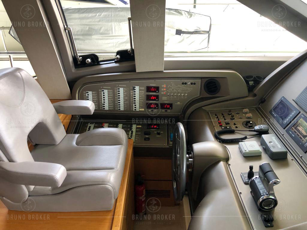 Lancha a venda Angra dos Reis Ferretti 620 Pés 62 ano 2013 em 2x MAN 1100 diesel pé de galinha