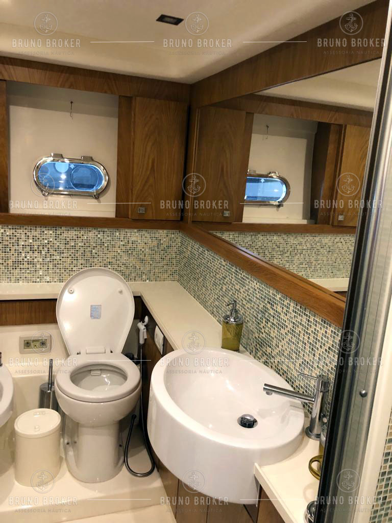 Lancha a venda Angra dos Reis Ferretti 620 Pés 62 ano 2013 em 2x MAN 1100 diesel pé de galinha